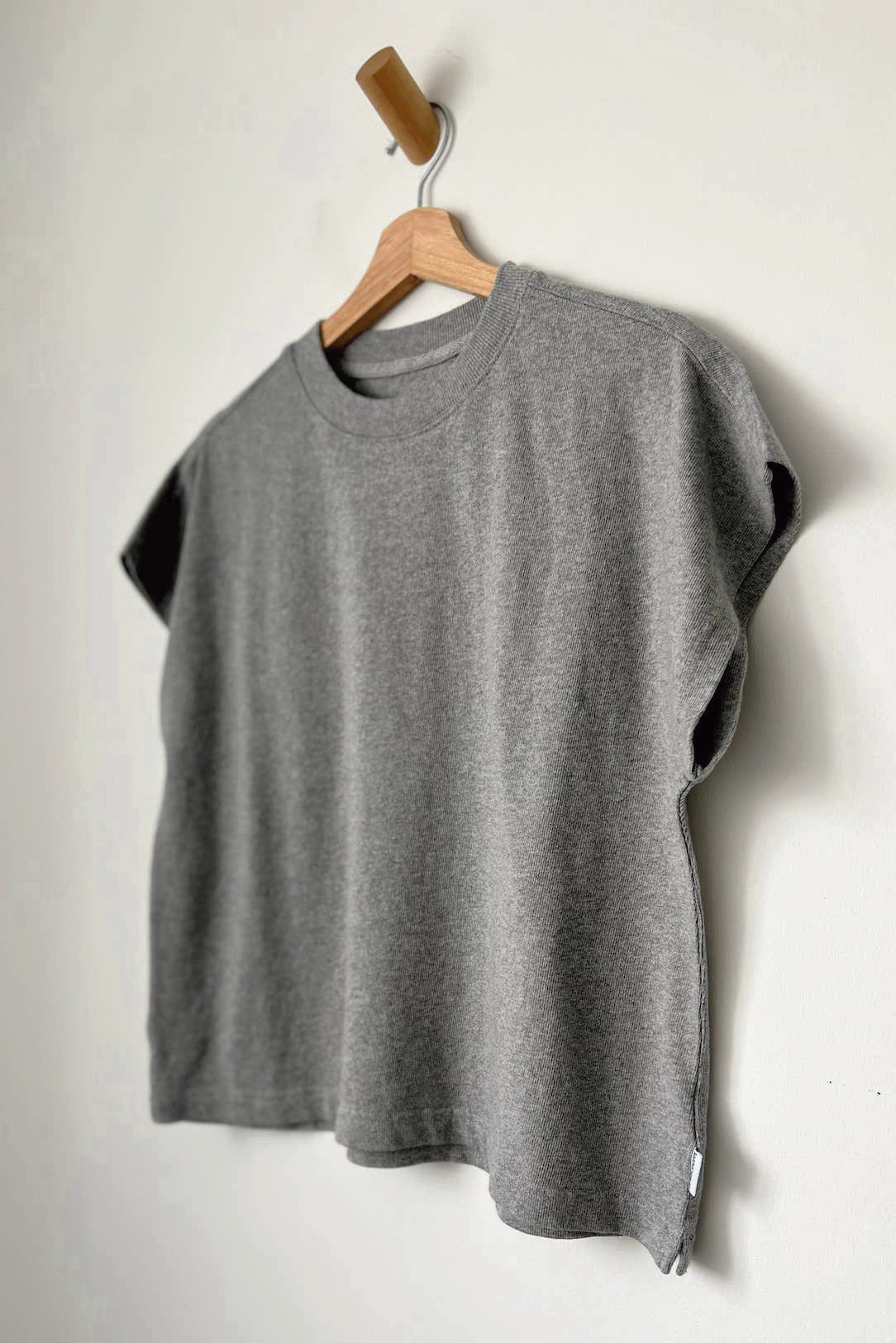Stylish Jeanne Tee in Ht. Grey